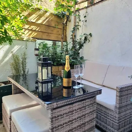 Spacious & Renovated 1-Bed Garden Flat In London *