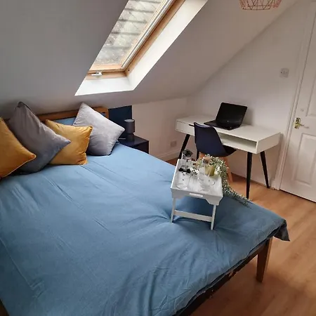 What A Great Location In With 4 Bedrooms! Bromley