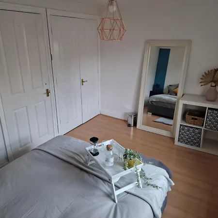 What A Great Location In With 4 Bedrooms! * Bromley