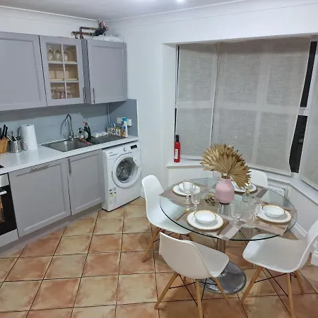 What A Great Location In With 4 Bedrooms! Holiday home