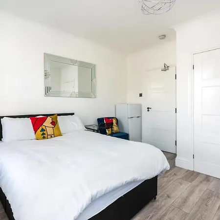 Guest house Nicely Furnished Double - Close To Croydon Hospital Thornton Heath
