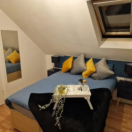 What A Great Location In With 4 Bedrooms! Holiday home