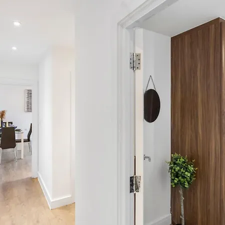 Modern Flat In Golders Apartment *