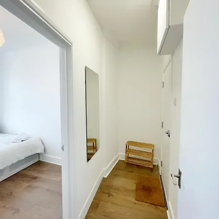 Apartment 1 Bedroom Gem, Prime Location. *