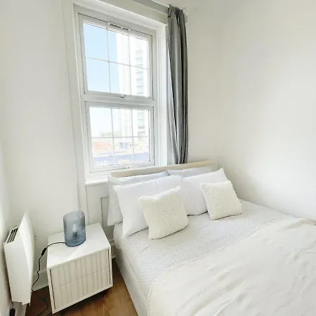 Apartment 1 Bedroom Gem, Prime Location. *