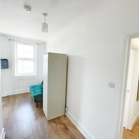 Apartment 1 Bedroom Gem, Prime Location.