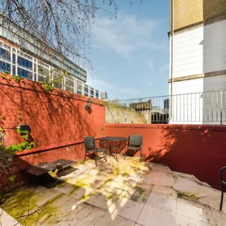 4 Bedrooms Villa, Hugh Street Central Villa