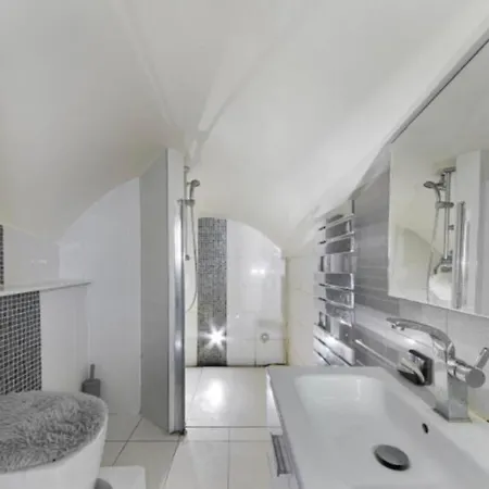 4 Bedrooms Villa, Hugh Street Central