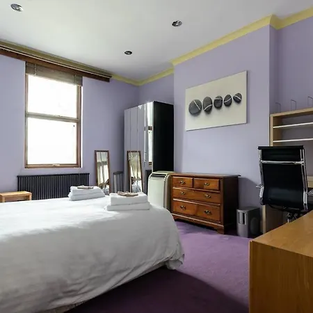 Stunning Three Bed In West Hampstead Apartment London