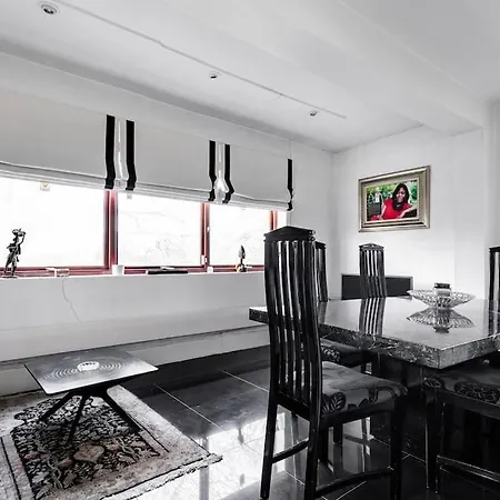 Stunning Three Bed In West Hampstead Apartment London