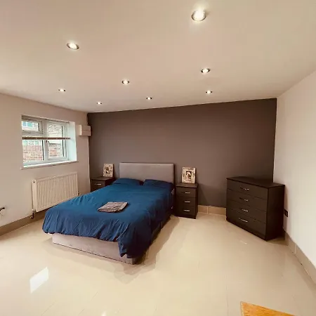 Large And Comfy Flat C Near Heathrow Apartment