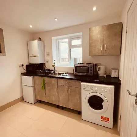 Large And Comfy Flat C Near Heathrow Apartment *