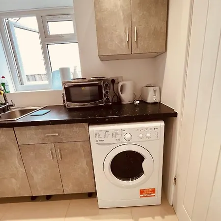 Large And Comfy Flat C Near Heathrow