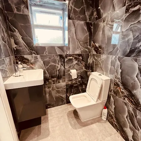 Large And Comfy Flat C Near Heathrow *
