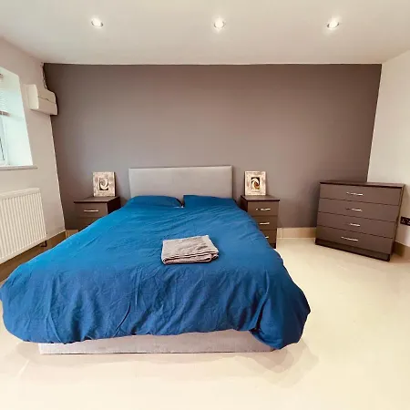 Large And Comfy Flat C Near Heathrow