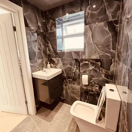 Large And Comfy Flat C Near Heathrow Apartment