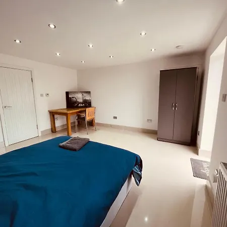 Large And Comfy Flat C Near Heathrow