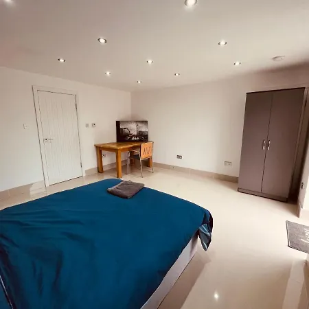 Large And Comfy Flat C Near Heathrow Apartment