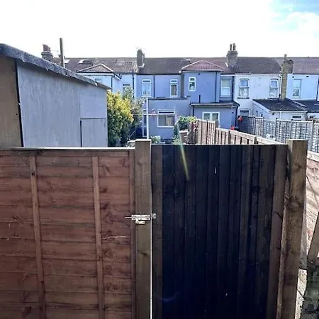 Apartment 18 Min To 5 Min Walk To Abby Wood *