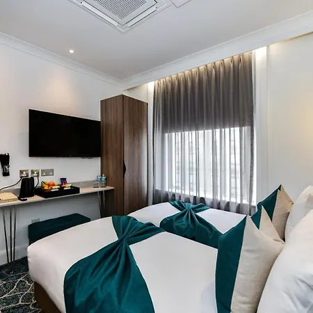 Queens Park Premier Hyde Park 4*