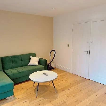 1 Bed Flat Near Apartment *