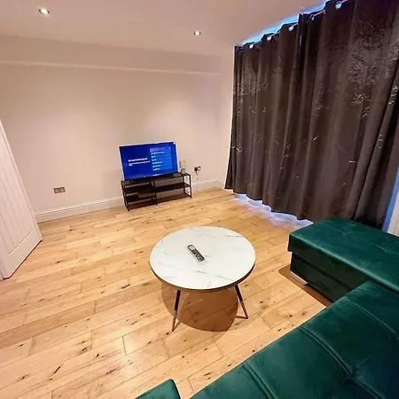 1 Bed Flat Near London
