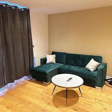 1 Bed Flat Near Apartment *