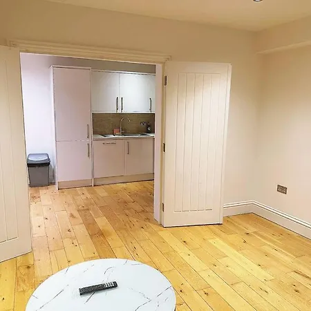 1 Bed Flat Near * London