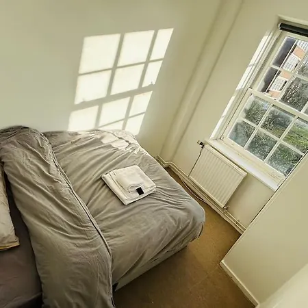 Traditional 3 Bed Flat In Highgate Apartment *