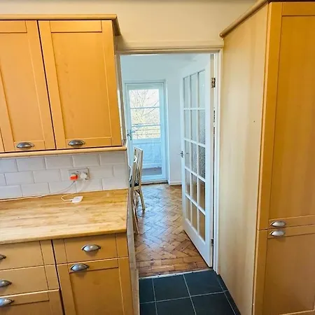 Apartment Traditional 3 Bed Flat In Highgate *