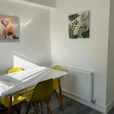 Amazing 3 - East * London