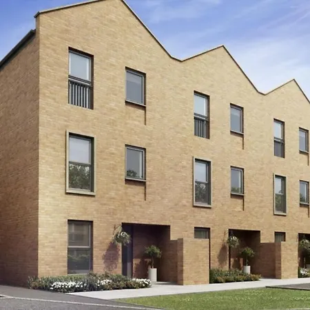 Apartment Deluxe 5 Bedroom House In Harrow, Parking, Sleeps 8, 30mins To London