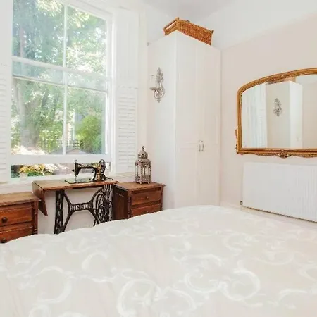 Beautiful Two Bedroom Flat In Kensington *