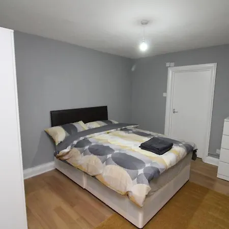 Modern 2 Bed Close To City Apartment