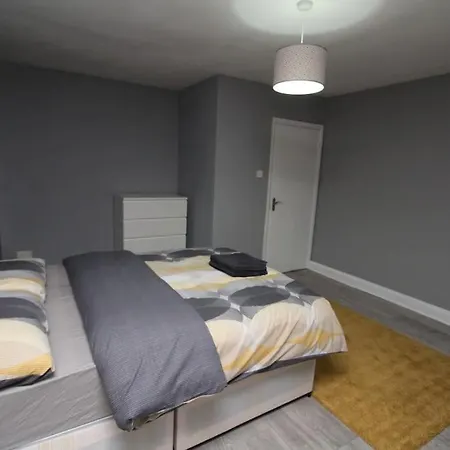 Modern 2 Bed Close To City