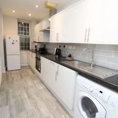 Modern 2 Bed Close To City Apartment *