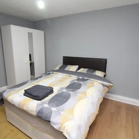 Modern 2 Bed Close To City Apartment London