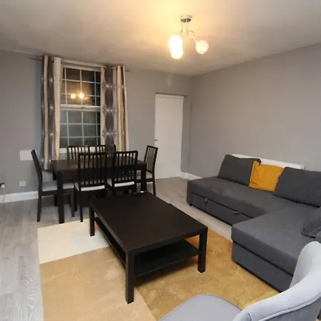 Modern 2 Bed Close To City Apartment