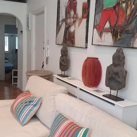 Beautiful Two Bedroom Flat In Kensington * London