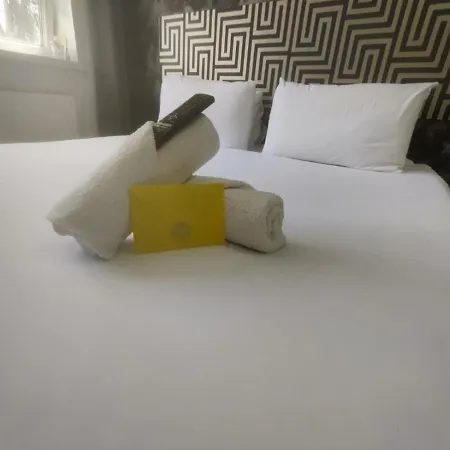 R2 Superking Sized Bed & 65