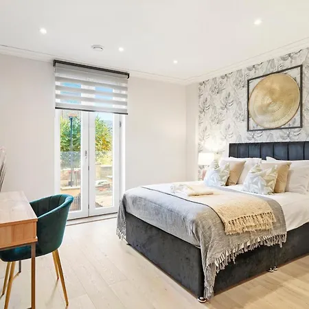 Comfortable London Retreat - Sleeps 6 Holiday home