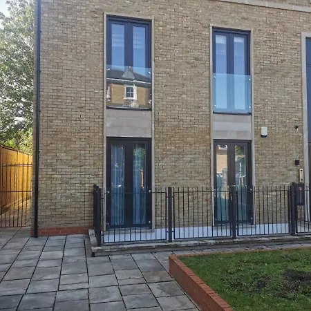 Comfortable London Retreat - Sleeps 6 Holiday home London
