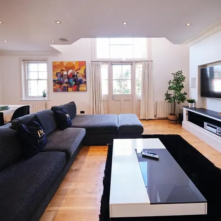 Pluxa Ebony - Fireplace With Workspace & Unlimited Wi-fi Apartment London