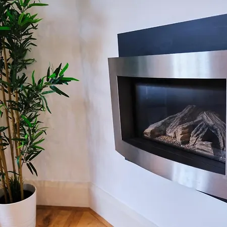 Pluxa Ebony - Fireplace With Workspace & Unlimited Wi-fi Apartment *