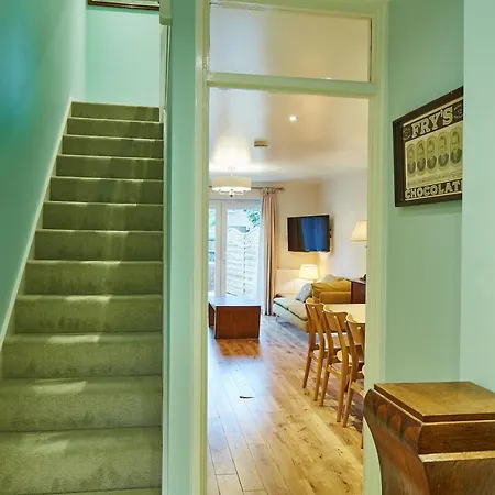 Second Nest Hampton Street Apartment