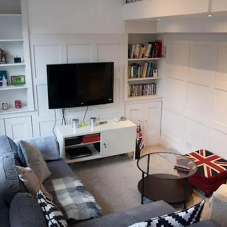 Gorgeous Hammersmith Home. Sleeps 6. Tube 5 Mins! Apartment London