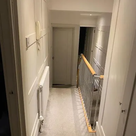 Gorgeous Hammersmith Home. Sleeps 6. Tube 5 Mins! Apartment *