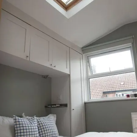 Gorgeous Hammersmith Home. Sleeps 6. Tube 5 Mins! Apartment