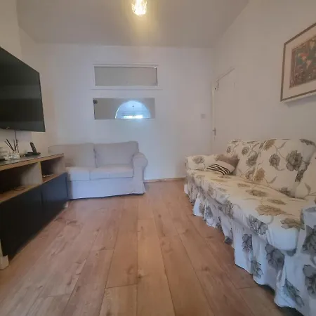 Homestay Private In London, *