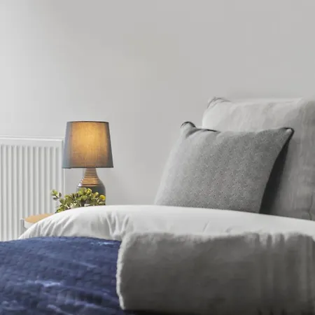 Centrally Located - Modern - 2bed - 2bath Lägenhet *